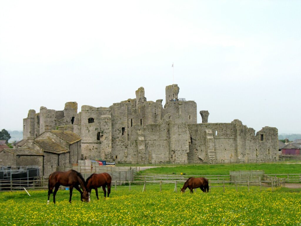 Veduta delle rovine del Castello di Middleham nello Yorkshire, tra le colline inglesi
