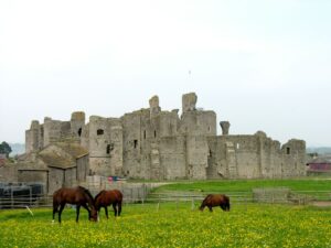 Veduta delle rovine del Castello di Middleham nello Yorkshire, tra le colline inglesi